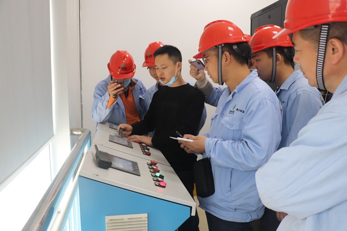 与燃烧器厂家进行安全技术交底_副本.jpg